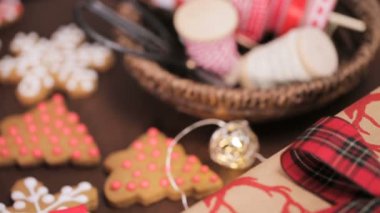 Geleneksel ev yapımı gingerbread çerezleri yiyecek hediye olarak ambalaj