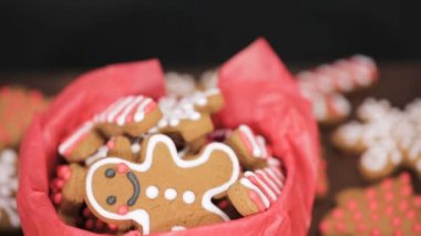 Geleneksel ev yapımı gingerbread çerezleri yiyecek hediye olarak ambalaj
