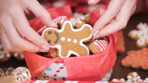 Geleneksel Yapımı Gingerbread Çerezleri Yiyecek Hediye Olarak Ambalaj — Stok video