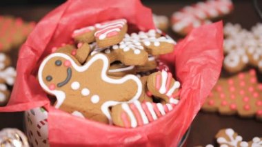 Geleneksel ev yapımı gingerbread çerezleri yiyecek hediye olarak ambalaj