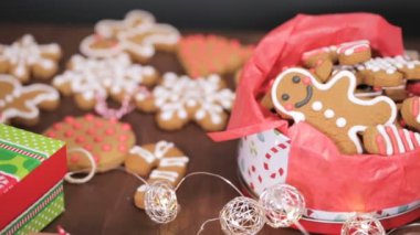 Geleneksel ev yapımı gingerbread çerezleri yiyecek hediye olarak ambalaj