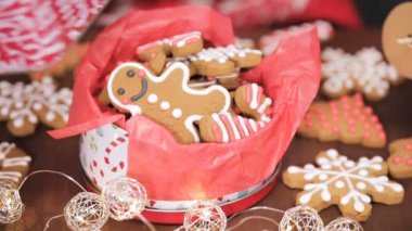 Geleneksel ev yapımı gingerbread çerezleri yiyecek hediye olarak ambalaj
