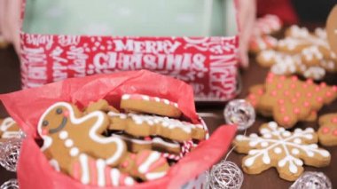 Geleneksel ev yapımı gingerbread çerezleri yiyecek hediye olarak ambalaj