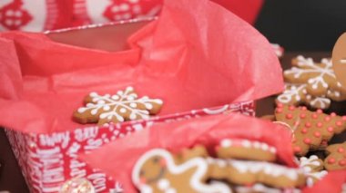 Geleneksel ev yapımı gingerbread çerezleri yiyecek hediye olarak ambalaj