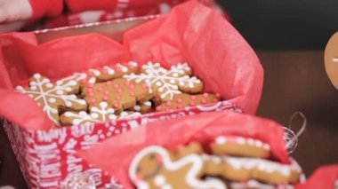 Geleneksel ev yapımı gingerbread çerezleri yiyecek hediye olarak ambalaj