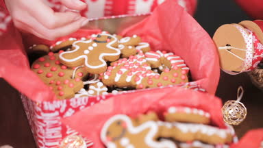Geleneksel ev yapımı gingerbread çerezleri yiyecek hediye olarak ambalaj
