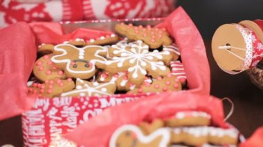 Geleneksel ev yapımı gingerbread çerezleri yiyecek hediye olarak ambalaj