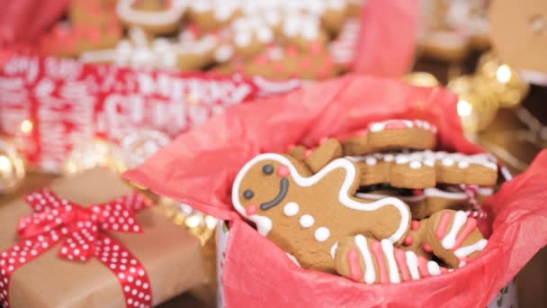 Geleneksel Yapımı Gingerbread Çerezleri Yiyecek Hediye Olarak Ambalaj — Stok video