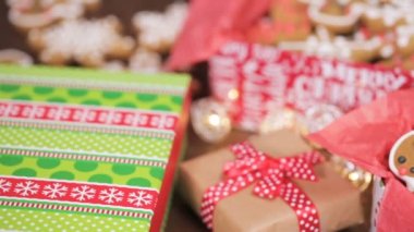 Geleneksel ev yapımı gingerbread çerezleri yiyecek hediye olarak ambalaj