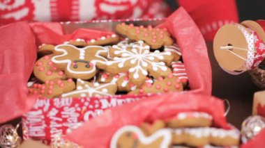 Geleneksel ev yapımı gingerbread çerezleri yiyecek hediye olarak ambalaj