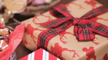 Geleneksel ev yapımı gingerbread çerezleri yiyecek hediye olarak ambalaj