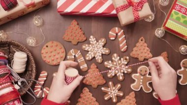 Geleneksel ev yapımı gingerbread çerezleri yiyecek hediye olarak ambalaj