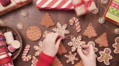 Geleneksel ev yapımı gingerbread çerezleri yiyecek hediye olarak ambalaj
