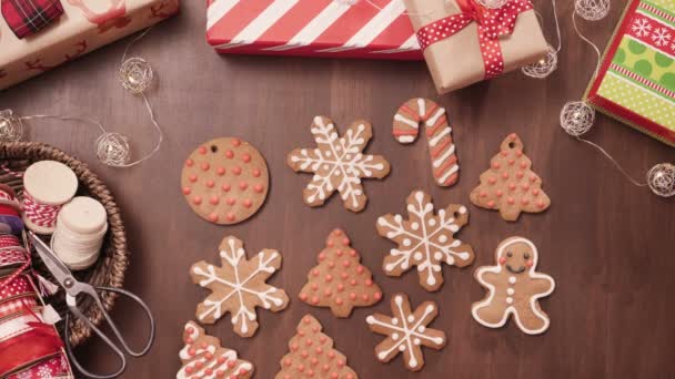 Geleneksel Yapımı Gingerbread Çerezleri Yiyecek Hediye Olarak Ambalaj — Stok video