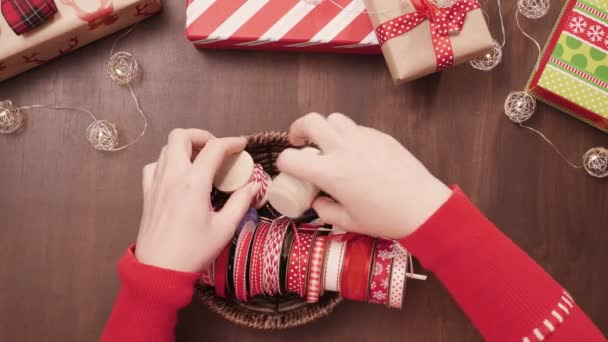 Geleneksel Yapımı Gingerbread Çerezleri Yiyecek Hediye Olarak Ambalaj — Stok video