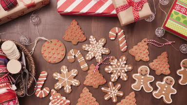 Geleneksel ev yapımı gingerbread çerezleri yiyecek hediye olarak ambalaj