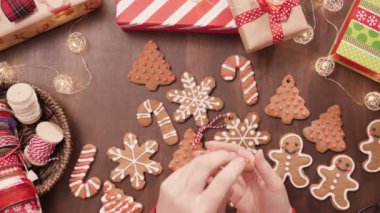 Geleneksel ev yapımı gingerbread çerezleri yiyecek hediye olarak ambalaj