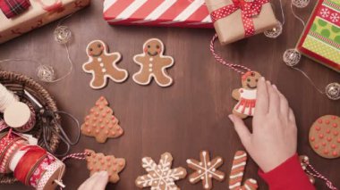 Geleneksel ev yapımı gingerbread çerezleri yiyecek hediye olarak ambalaj