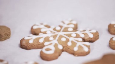 Geleneksel gingerbread çerezleri Noel için Kraliyet buzlanma ile dekorasyon