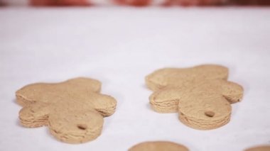 Zaman atlamalı. Geleneksel gingerbread çerezleri Noel için Kraliyet buzlanma ile dekorasyon