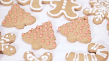 Geleneksel gingerbread çerezleri Noel için Kraliyet buzlanma ile dekorasyon