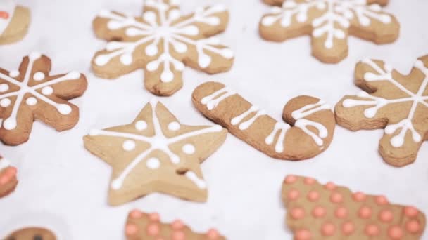 Geleneksel Gingerbread Çerezleri Noel Için Kraliyet Buzlanma Ile Dekorasyon — Stok video
