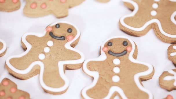 Decorar Biscoitos Gengibre Tradicionais Com Cereja Real Para Natal — Vídeo de Stock