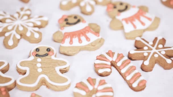 Decorar Biscoitos Gengibre Tradicionais Com Cereja Real Para Natal — Vídeo de Stock