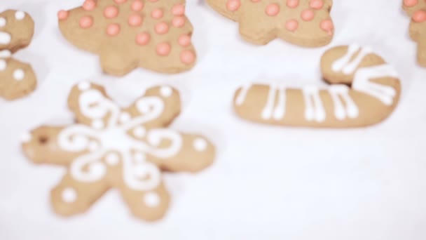 圣诞节用皇家糖衣装饰传统姜饼曲奇 — 图库视频影像