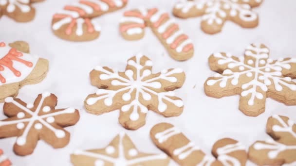 Traditionelle Lebkuchen Mit Königlichem Zuckerguss Weihnachten Dekorieren — Stockvideo