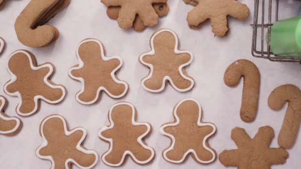 Gingerbread Çerezleri Noel Için Kraliyet Buzlanma Ile Dekorasyon — Stok video