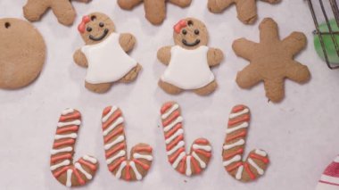 Gingerbread çerezleri Noel için Kraliyet buzlanma ile dekorasyon