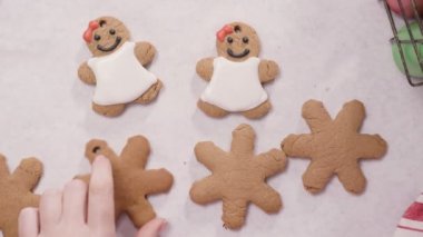 Gingerbread çerezleri Noel için Kraliyet buzlanma ile dekorasyon