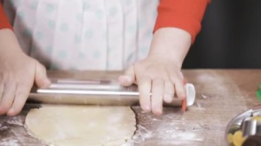 Adım adım. Hamuru haddeleme. Hamuru haddeleme. Pişirme tatil sezonu. Noel için şekerli kurabiye pişirme