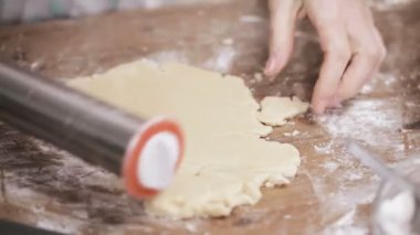 Adım adım. Hamuru haddeleme. Hamuru haddeleme. Pişirme tatil sezonu. Noel için şekerli kurabiye pişirme