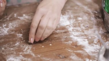 Adım adım. Hamuru haddeleme. Hamuru haddeleme. Pişirme tatil sezonu. Noel için şekerli kurabiye pişirme