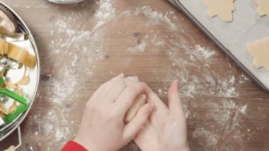 Adım adım. Hamuru haddeleme. Hamuru haddeleme. Pişirme tatil sezonu. Noel için şekerli kurabiye pişirme