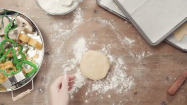 Adım adım. Hamuru haddeleme. Hamuru haddeleme. Pişirme tatil sezonu. Noel için şekerli kurabiye pişirme
