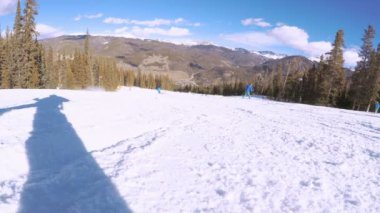 Colorado, ABD-ö. 2 Aralık 2017. POV bir bakış açısı. Kayak Colorado Rockies erken kayak sezonu.