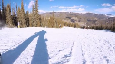 Colorado, ABD-ö. 2 Aralık 2017. POV bir bakış açısı. Kayak Colorado Rockies erken kayak sezonu.