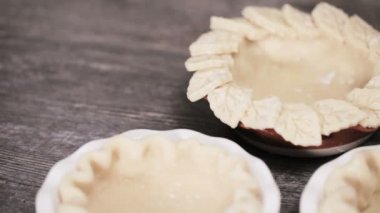 Pasta kabuk için mini kabak börek hazırlama