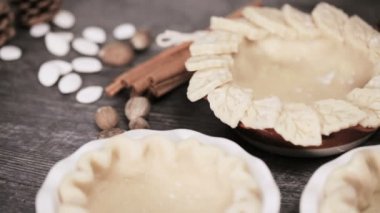 Pasta kabuk için mini kabak börek hazırlama