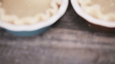 Pasta kabuk için mini kabak börek hazırlama