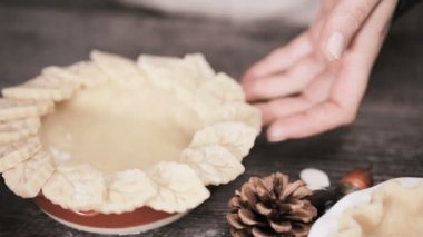 Pasta kabuk için mini kabak börek hazırlama