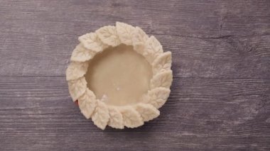 Pasta kabuk için mini kabak börek hazırlama