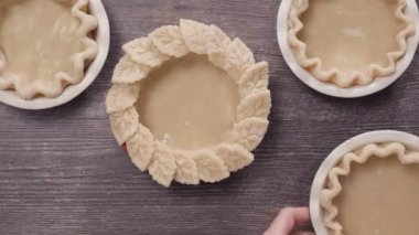 Pasta kabuk için mini kabak börek hazırlama