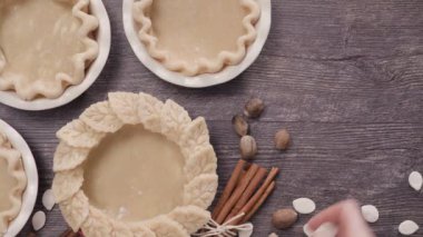 Pasta kabuk için mini kabak börek hazırlama