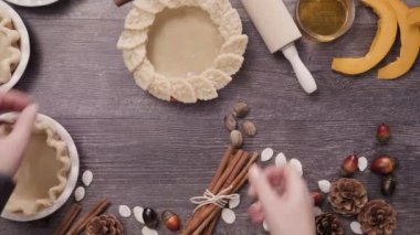 Pasta kabuk için mini kabak börek hazırlama