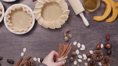 Zaman atlamalı. Pasta kabuk için mini Kabak börek hazırlama