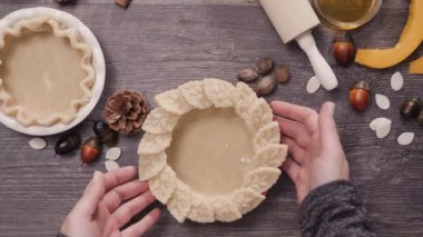 Pasta kabuk için mini kabak börek hazırlama